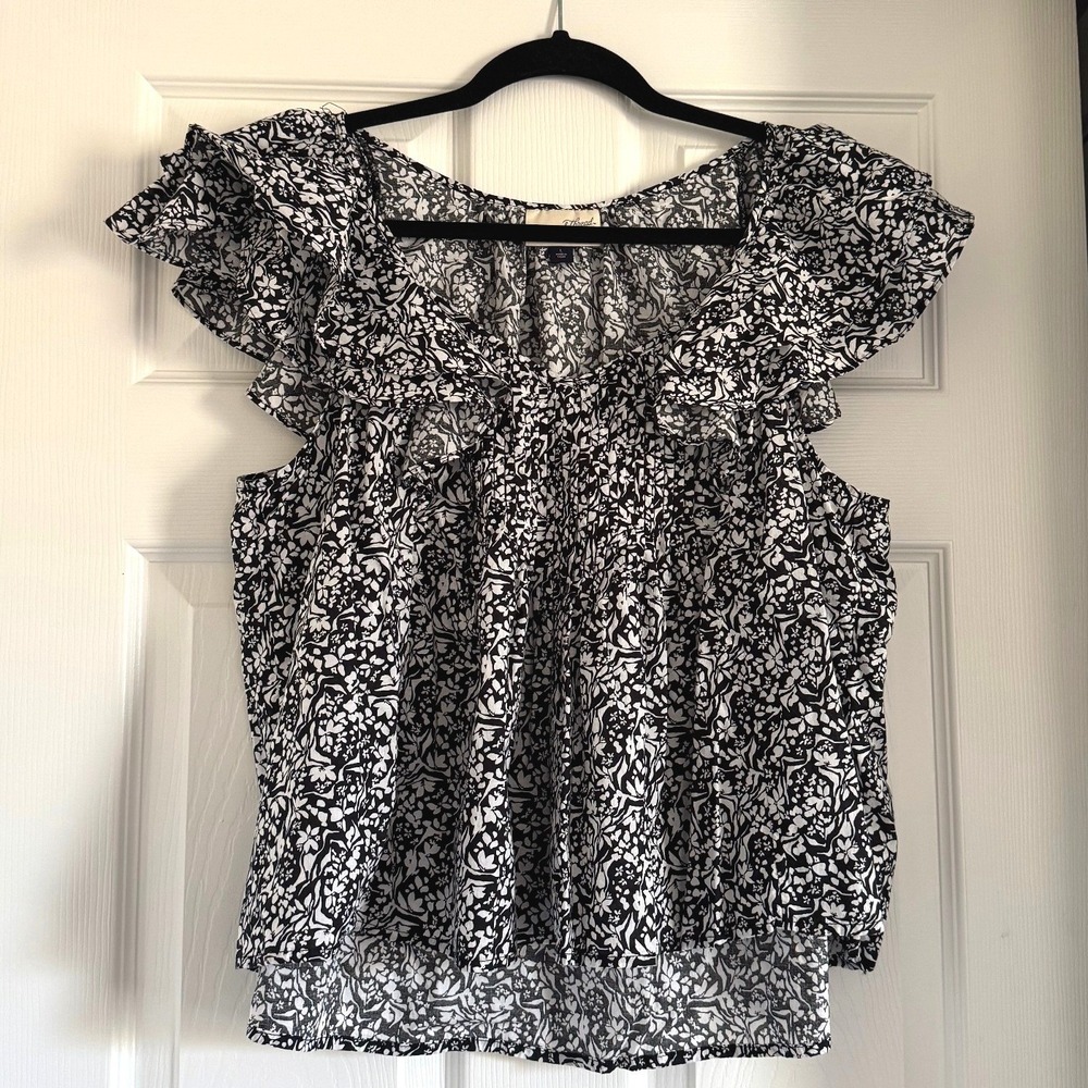 Universal Thread Womens Large Black White Floral Smocked Ruffle Cap Sleeve Top